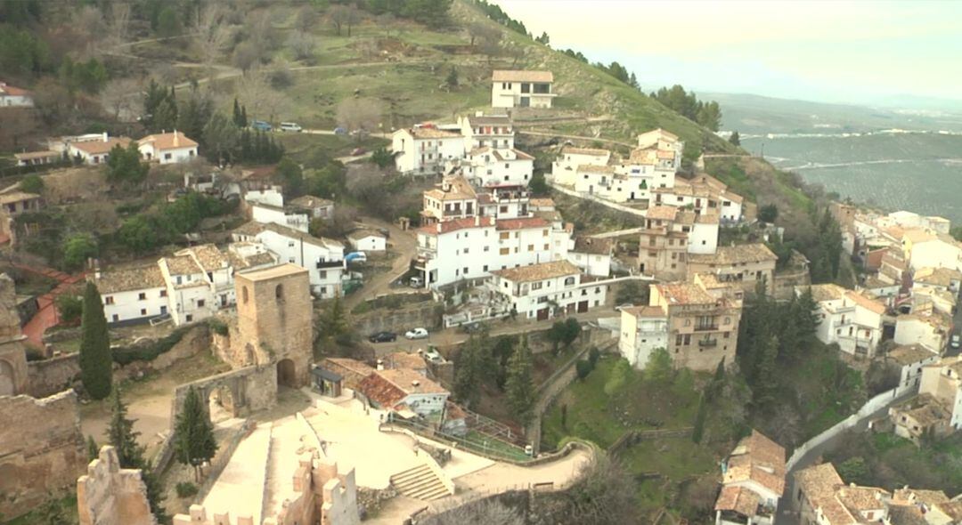 Casco urbano de La iruelapresidido por su castillo almohade