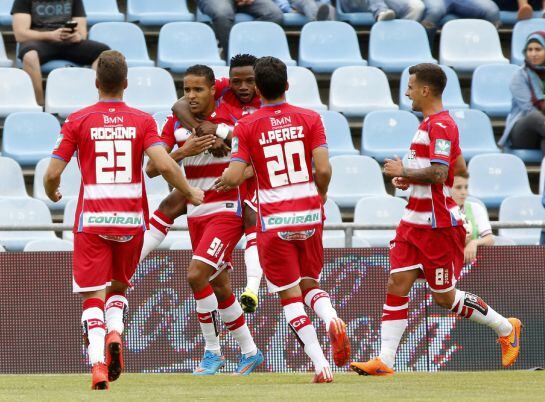 Youssef El-Arabi recibe la felicitación de sus compañeros tras marcar el primer gol al Getafe