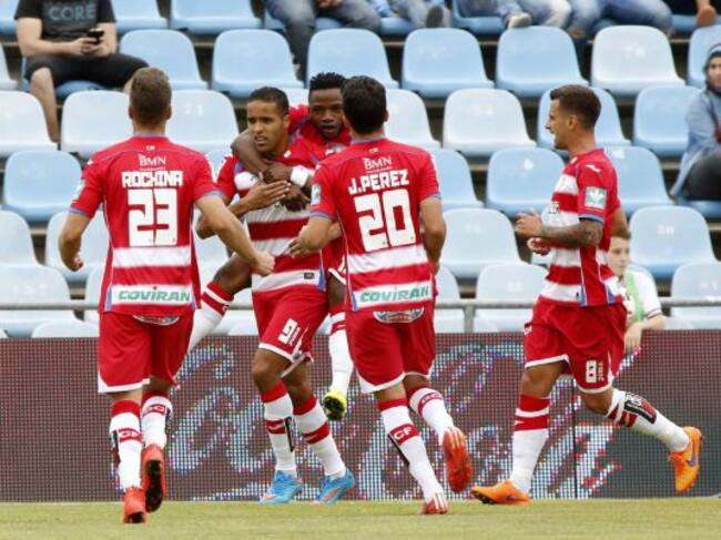 Youssef El-Arabi recibe la felicitación de sus compañeros tras marcar el primer gol al Getafe
