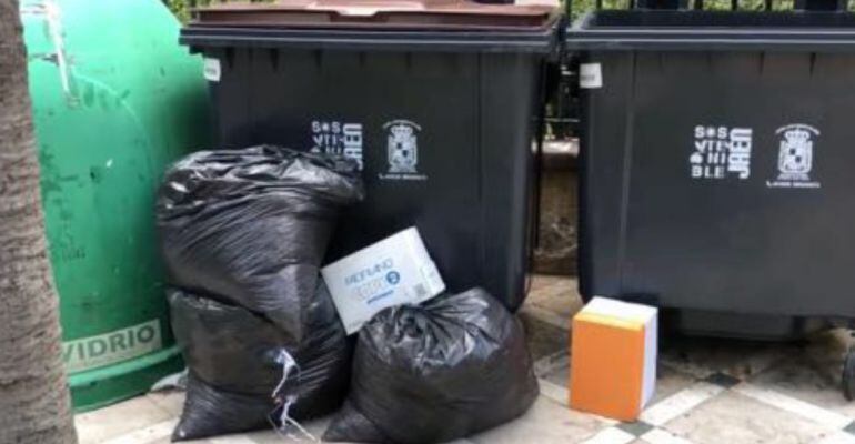 Basura fuera del contenedor en el centro de Jaén.