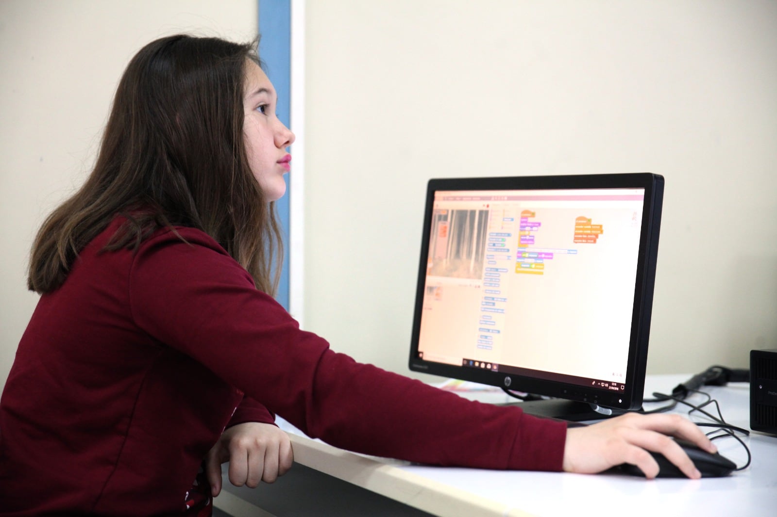 Una estudiante trabajando con su ordenador