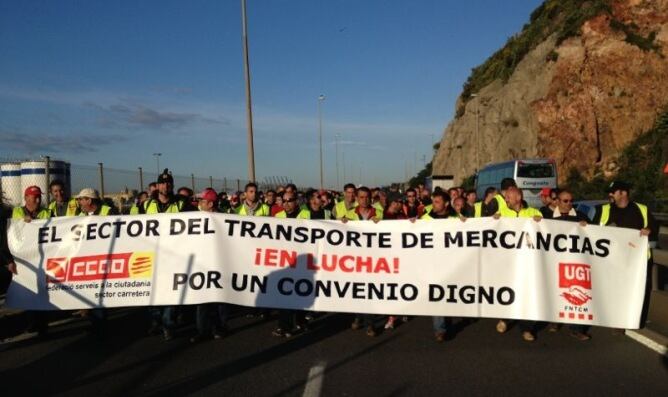 Treballadors del sector del transport de mercaderies tallen la Ronda Litoral aquest matí
