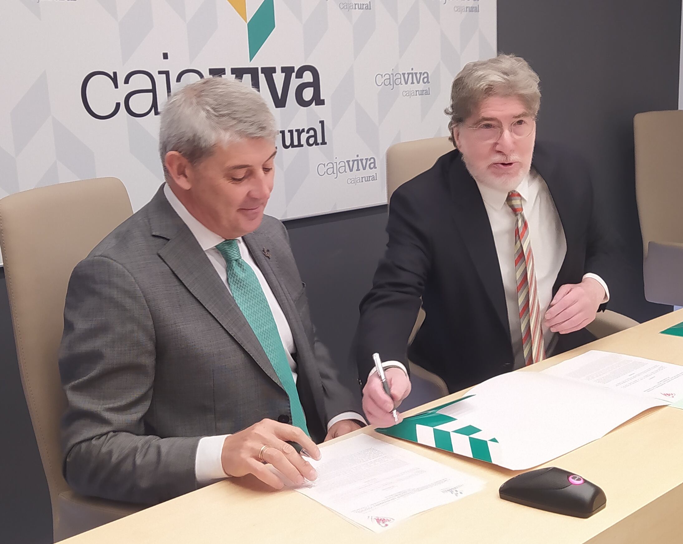 Luis Mayoral, de Síndrome de Down (dcha) y Jesús Hontoria, presidente de Caja Viva Caja Rural, renuevan su convenio