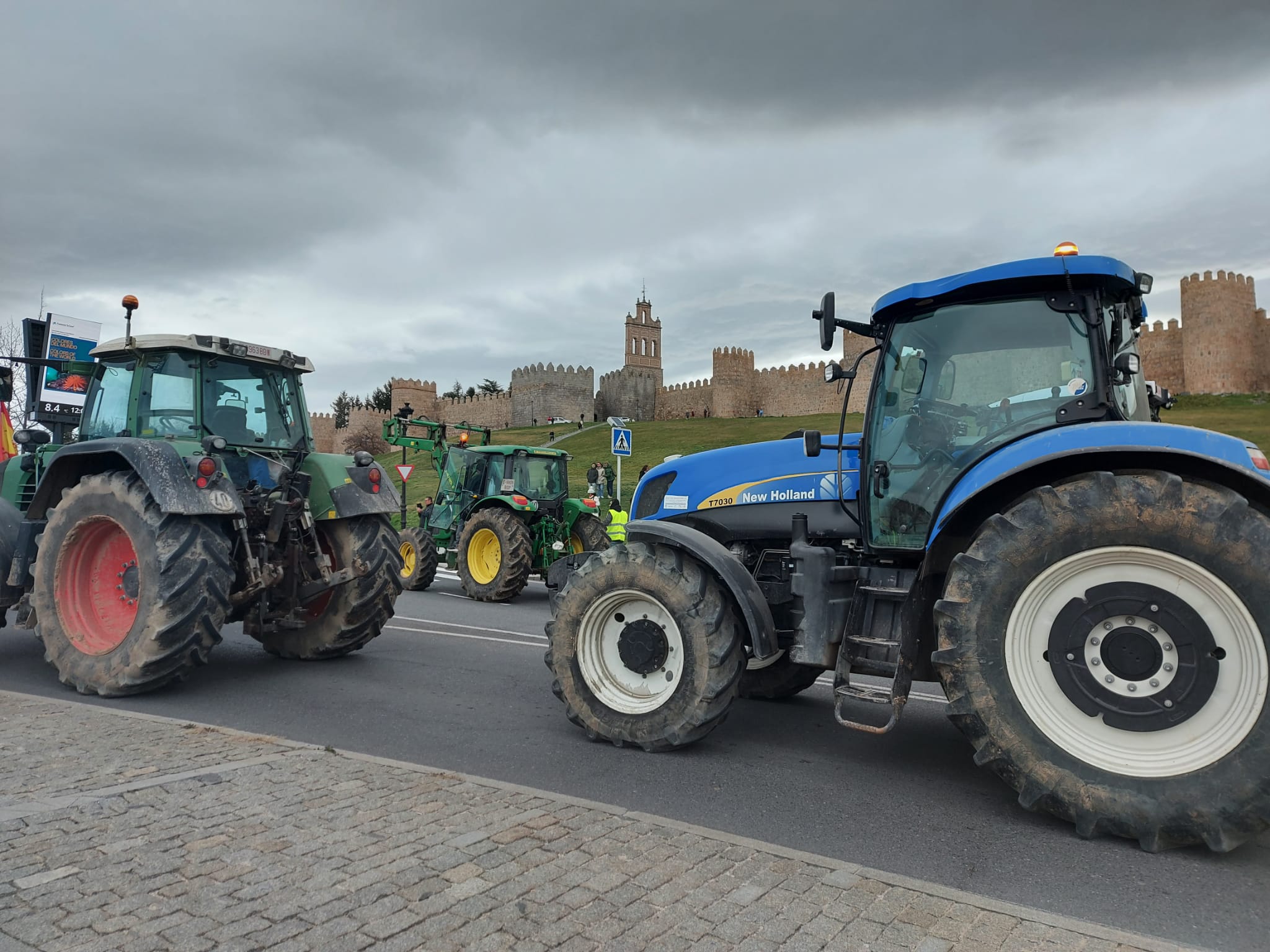 Algunos de los participantes en la tractorada, con la espadaña del arco del Carmen, al fondo