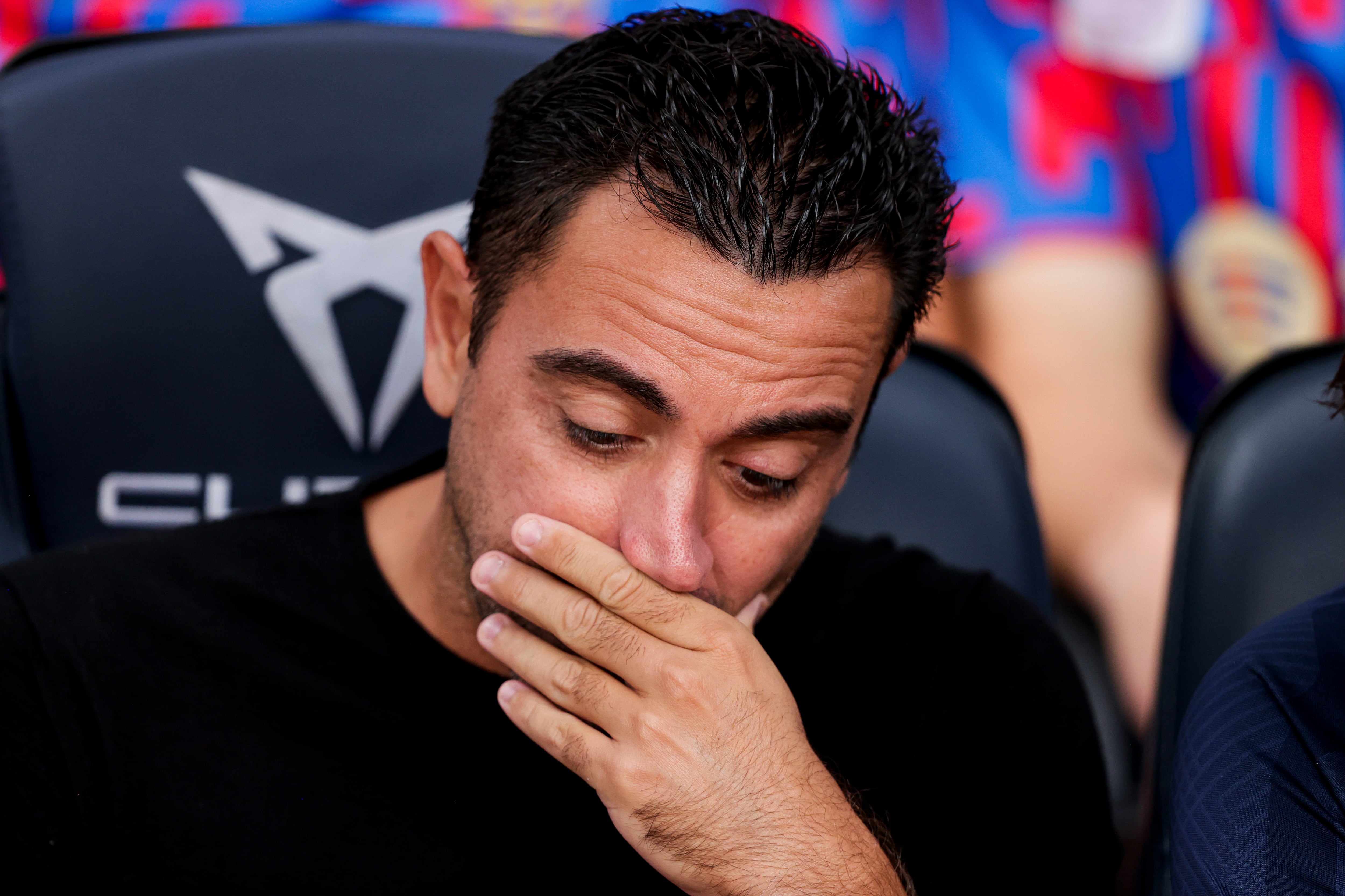 Xavi Hernández, cabizbajo en el banquillo durante el partido entre el Barça y el Elche.