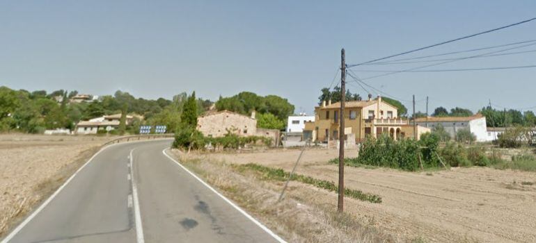 El revolt passa arran de la casa. Aquí hi va una rotonda.