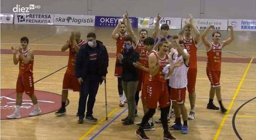 Los jugadores del CB Andújar celebrando una victoria que les permitía continuar en Liga EBA.