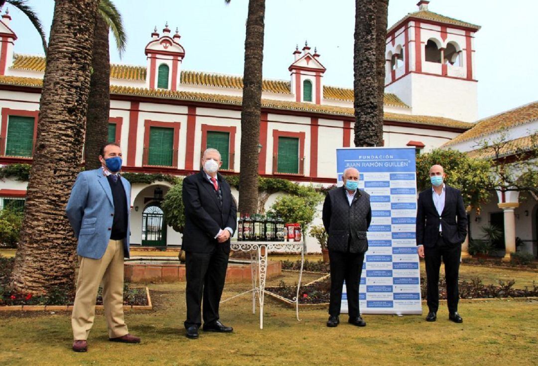 El presidente del Consejo, Francisco Vélez -segundo por la izquierda-, durante su visita a la Hacienda Guzmán, sede de la Fundación Juan Ramón Guillén