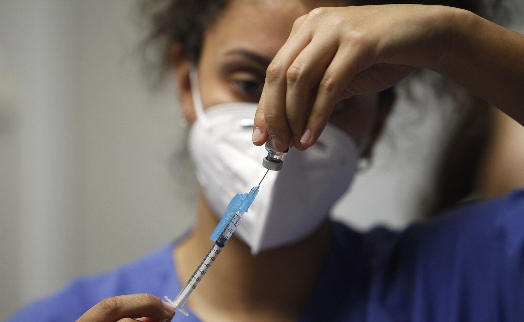 Una enfermera prepara la vacuna Pfizer-BioNtech contra la COVID-19