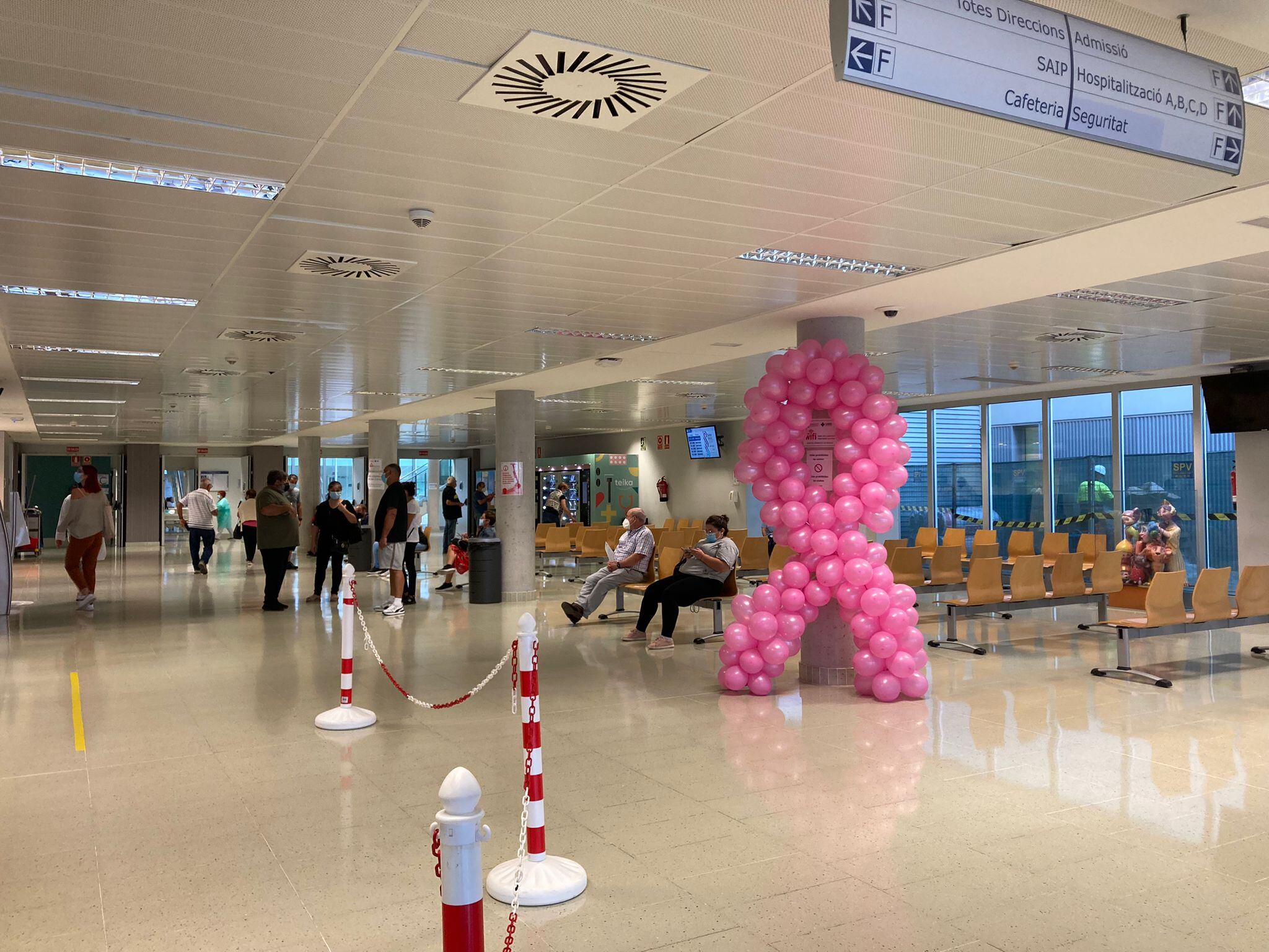 Lazo rosa creado por pacientes del Hospital de Día de Salud Mental del hospital Francesc de Borja con motivo del Día Mundial del Cáncer.