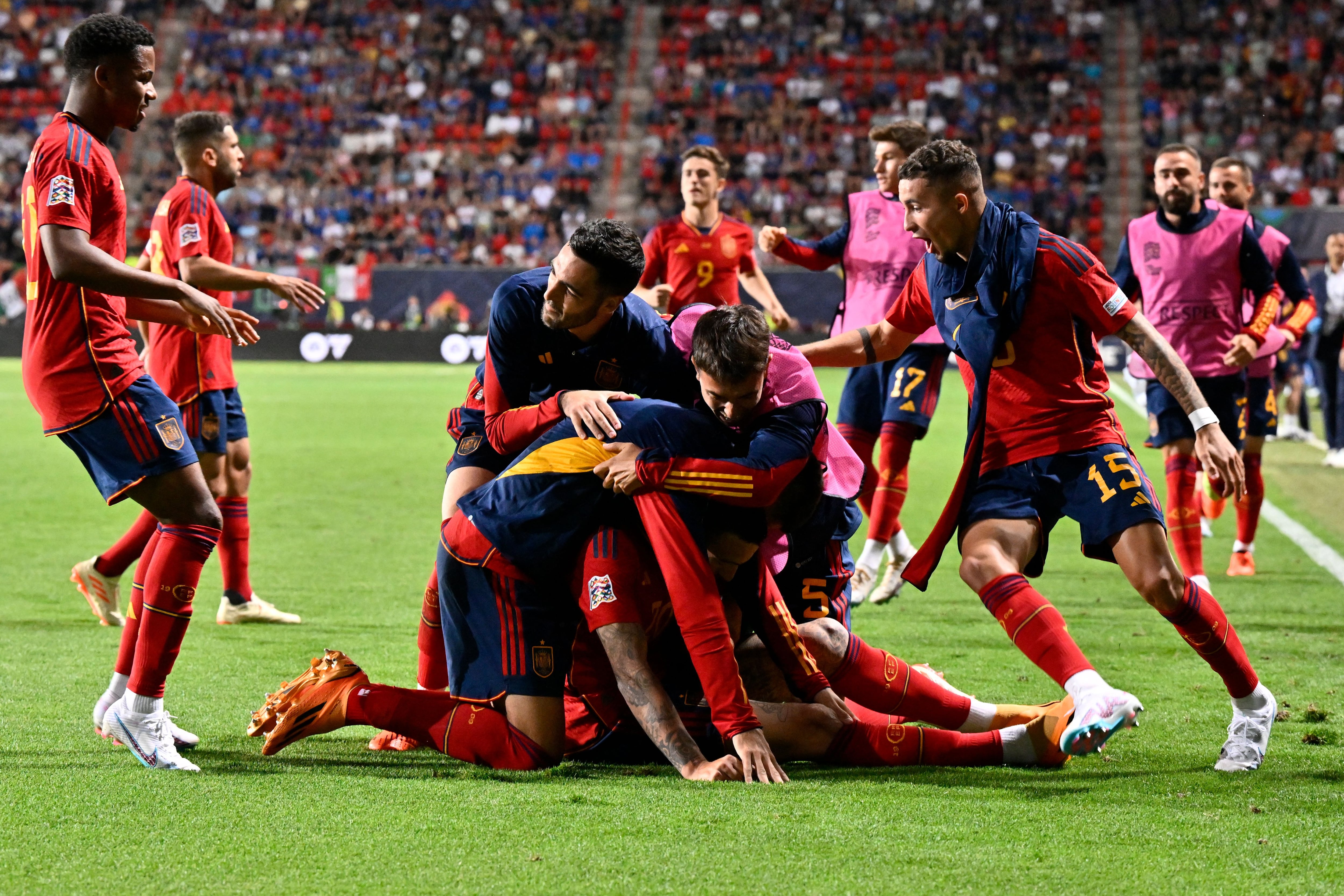 España celebra el tanto de Joselu ante Italia. (Photo by JOHN THYS / AFP) (Photo by JOHN THYS/AFP via Getty Images)