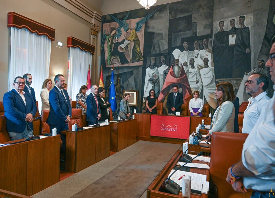 Minuto de silencio en el pleno de la Diputación de Ciudad Real celebrado este viernes