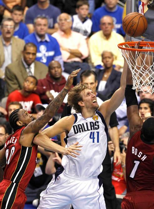 El jugador alemán, Dirk Nowitzki, en una acción de ataque