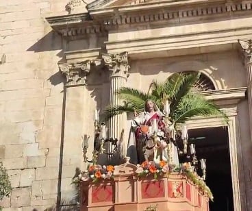 Salida del paso de la Borriquilla del templo parroquial de la Asunción de Nuestra Señora