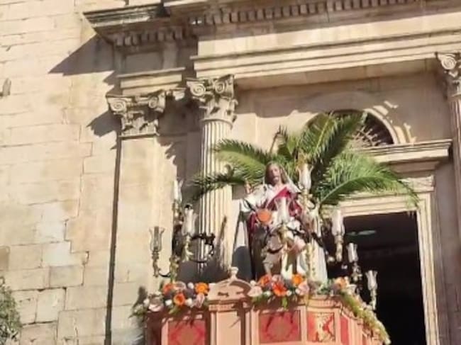 Salida del paso de la Borriquilla del templo parroquial de la Asunción de Nuestra Señora