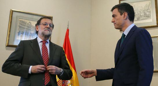 El presidente del Gobierno en funciones, Mariano Rajoy, y el secretario general del PSOE, Pedro Sánchez.