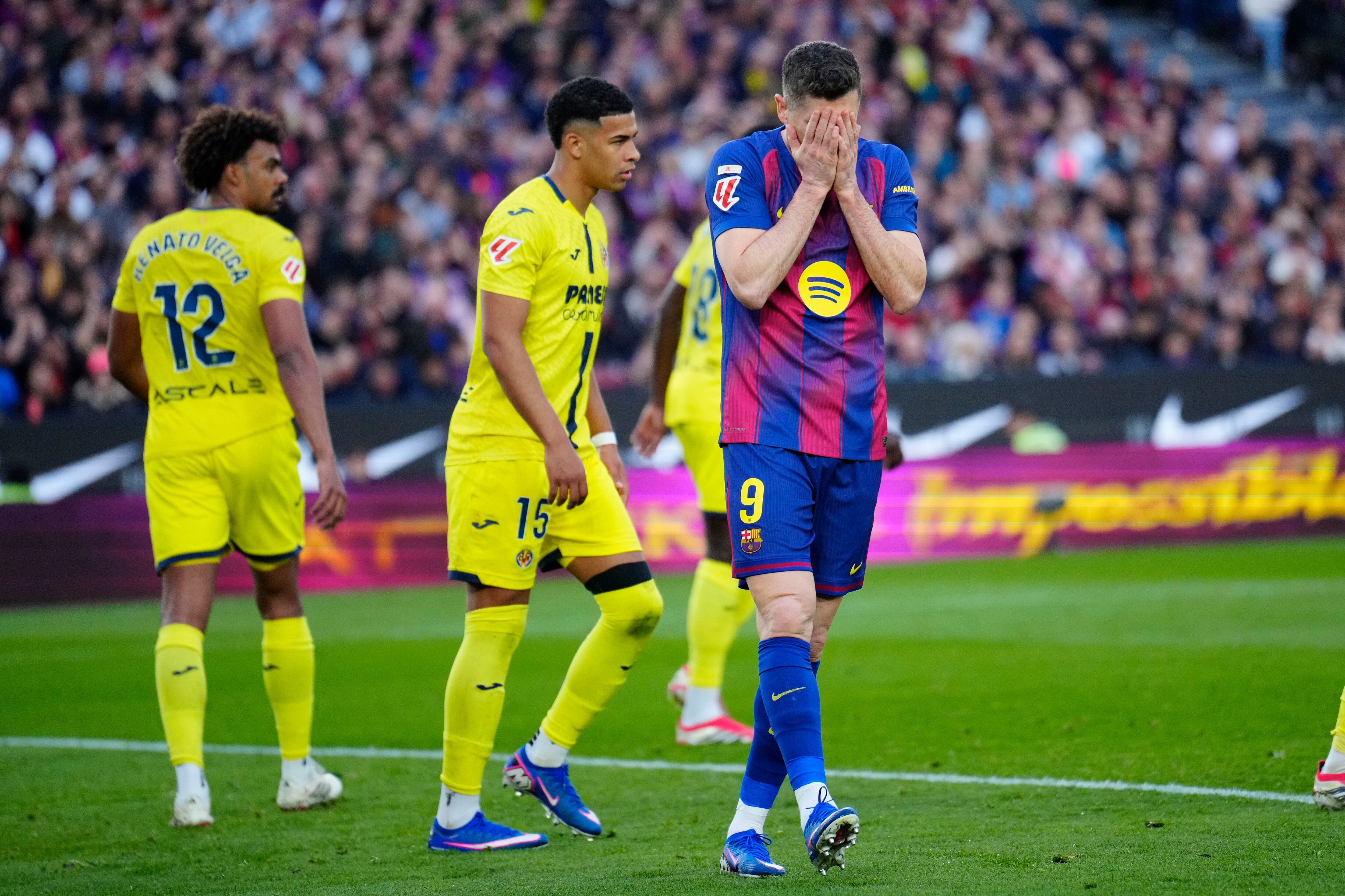 Robert Lewandowski durante el partido frente al Villarreal en el Spotify Camp Nou