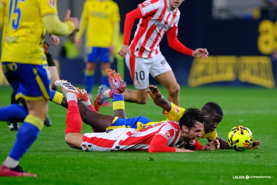 El jugador del Sporting Álex Corredera cae al suelo durante el partido contra el Cádiz.