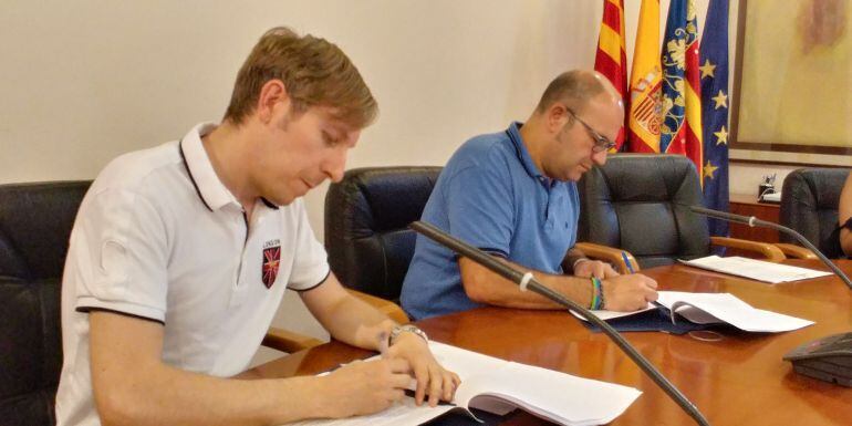 Felip Sánchez con el presidente de las asociaciones vecinales Bernardo Sánchez