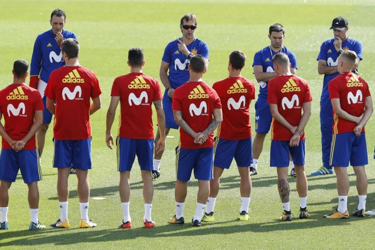 El entrenador de la selección española, Julen Lopetegui dirige el entrenamiento realizado hoy en la Ciudad del Fútbol de Las Rozas.