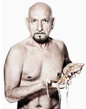 Sir Ben Kingsley junto a un calamar