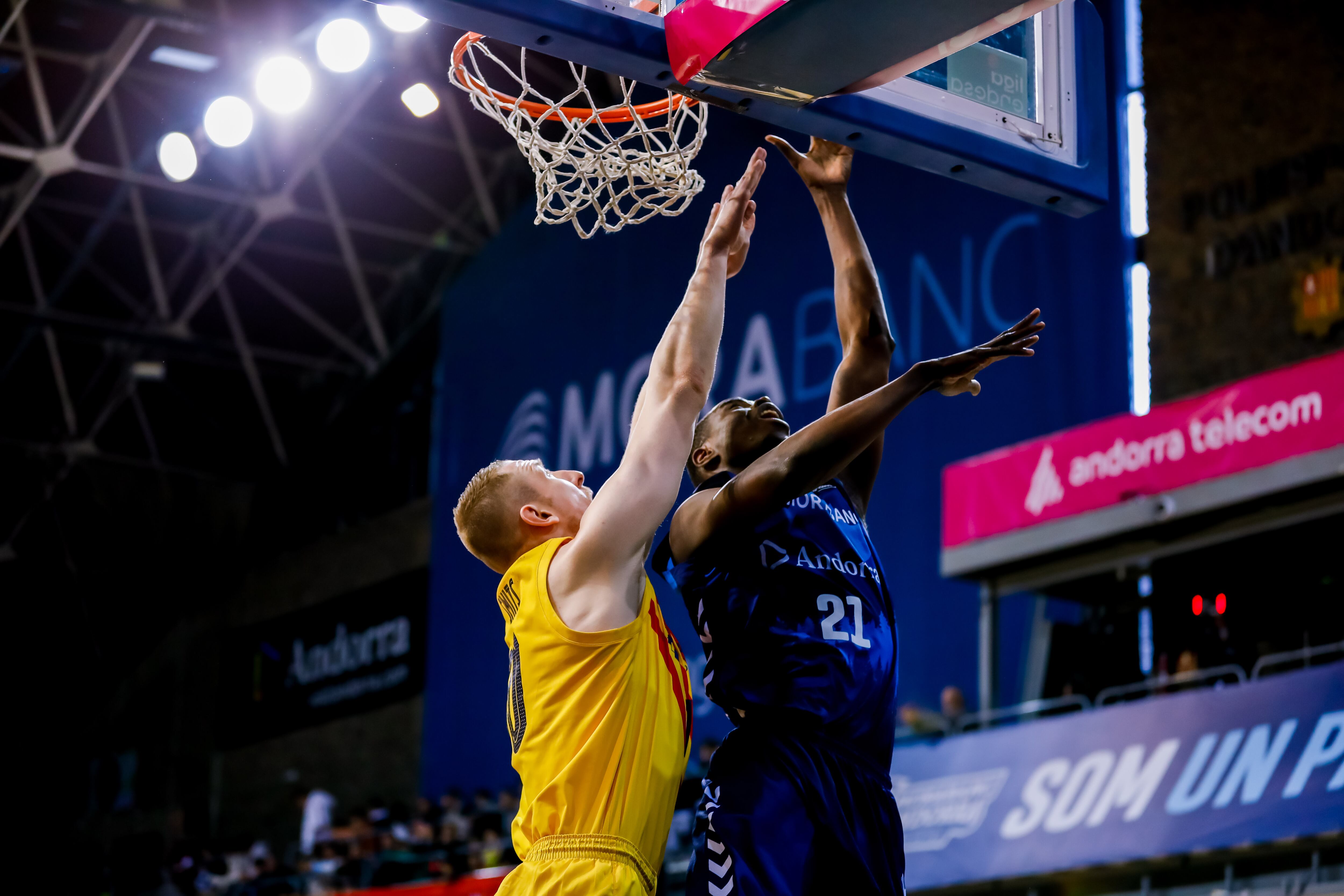 Moussa Diagné en una jugada amb Smits.
