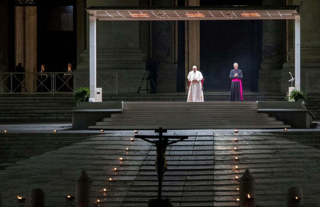 El Papa Francisco presidiendo el Vía Crucis en la plaza vacía fuera de la Basílica de San Pedro, el pasado viernes santo.