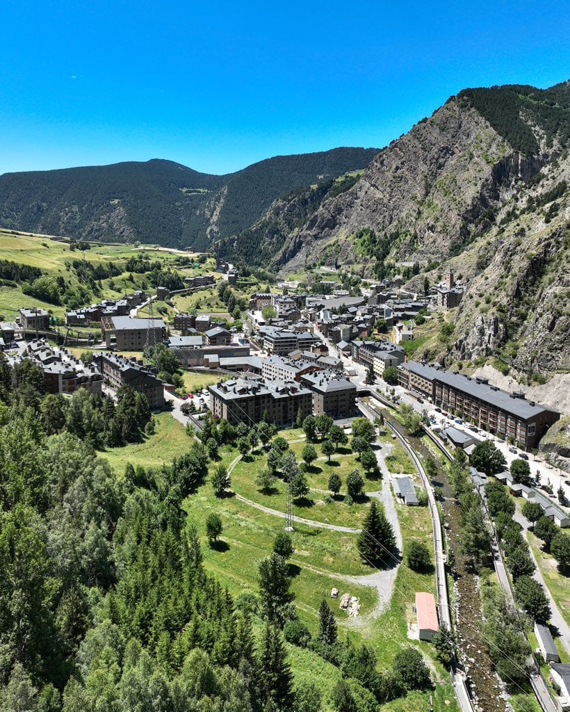 Vista aèria dels terrenys de l'antic càmping Pla a Canillo que el comú ha acordat adquirir per 11,3 milions d'euros per fer equipaments públics per a la parròquia.