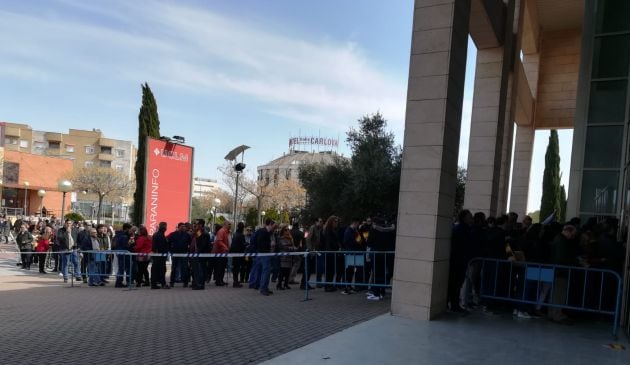 Varios cientos de personas, no han podido acceder al interior del Paraninfo de la Facultad de Derecho de Ciudad Real