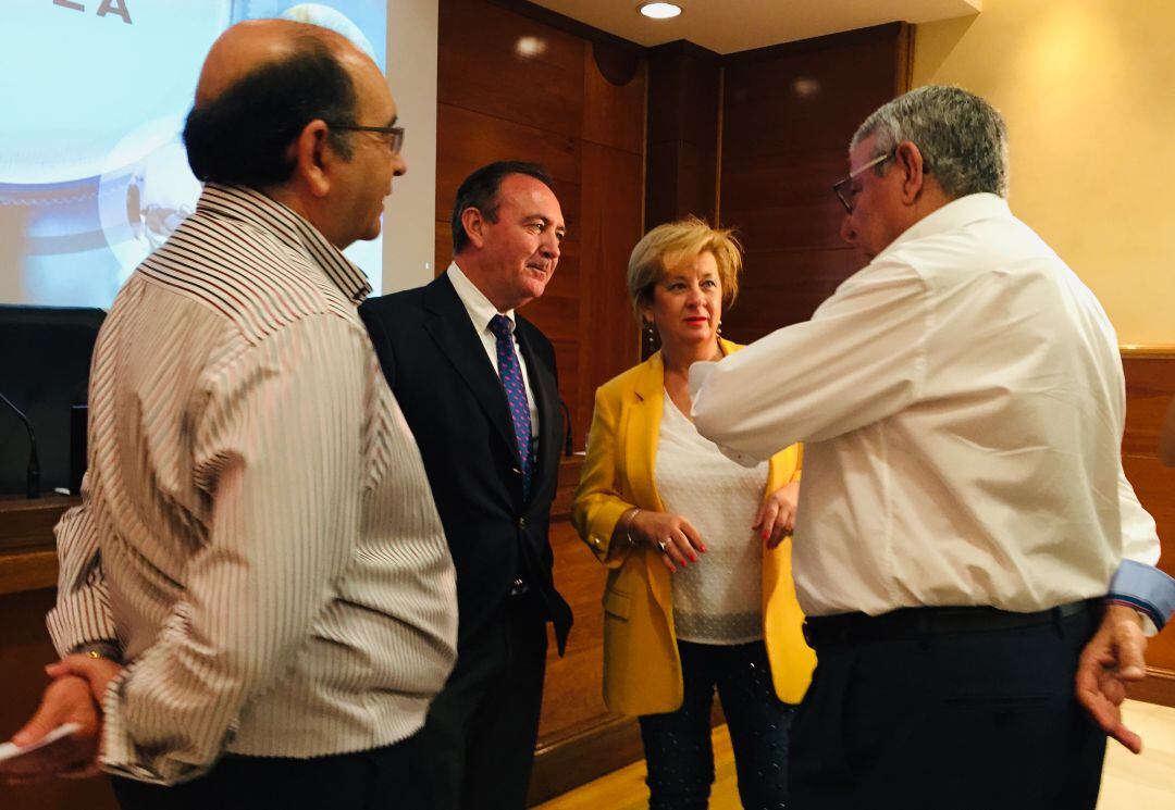 Los directores de los hospitales de Jaén charlan, antes de la rueda de prensa, con la delegada de igualdad, salud y políticas sociales