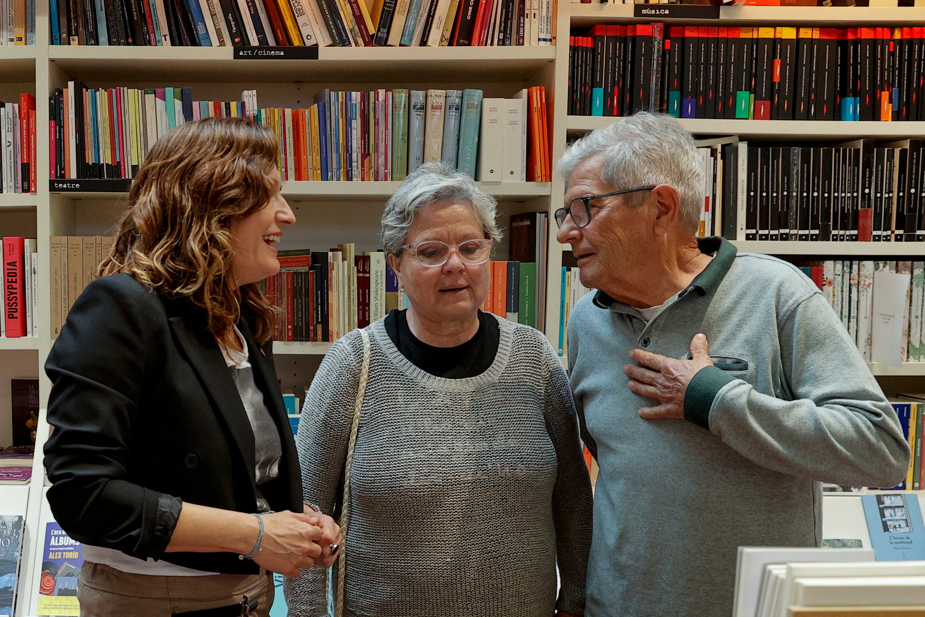 La vicepresidenta del Govern catalán, Laura Vilagrà, se reúne con los padres del joven antifascista Guillem Agulló, asesinado por un neonazi en 1993, después de que el ejecutivo catalán haya anunciado que asumirá la organización del premio que lleva el nombre de Guillem Agullo tras su retirada de Les Corts Valencianas a propuesta del PP y Vox. En la imagen Vilagrà junto a Carme y Guillem, padres de Agulló