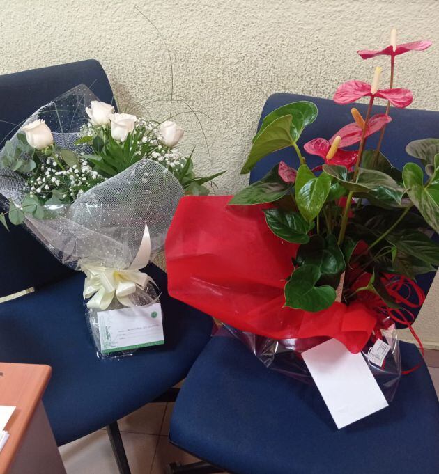 Flores y mensajes recibidos en la comisaría de la Policía nacional en Linares.