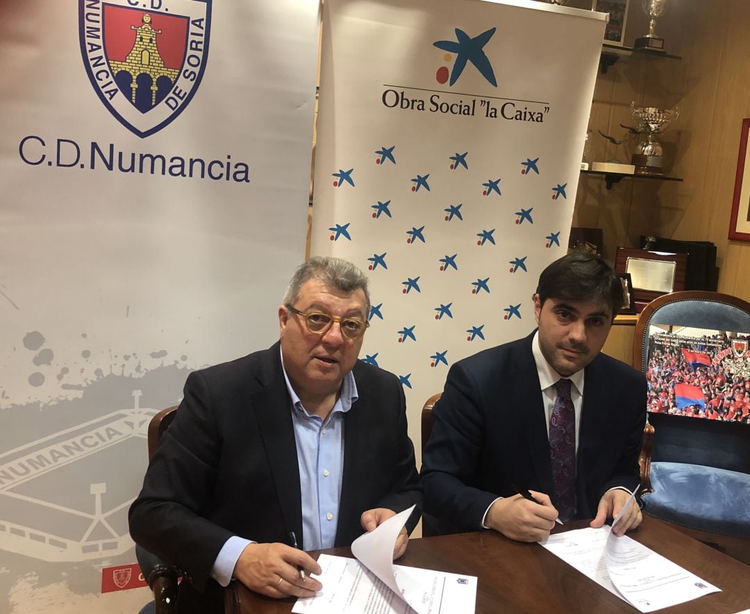 Víctor Martín (Numancia) y Rodrigo Martínez (La Caixa) suscriben el convenio de colaboración.