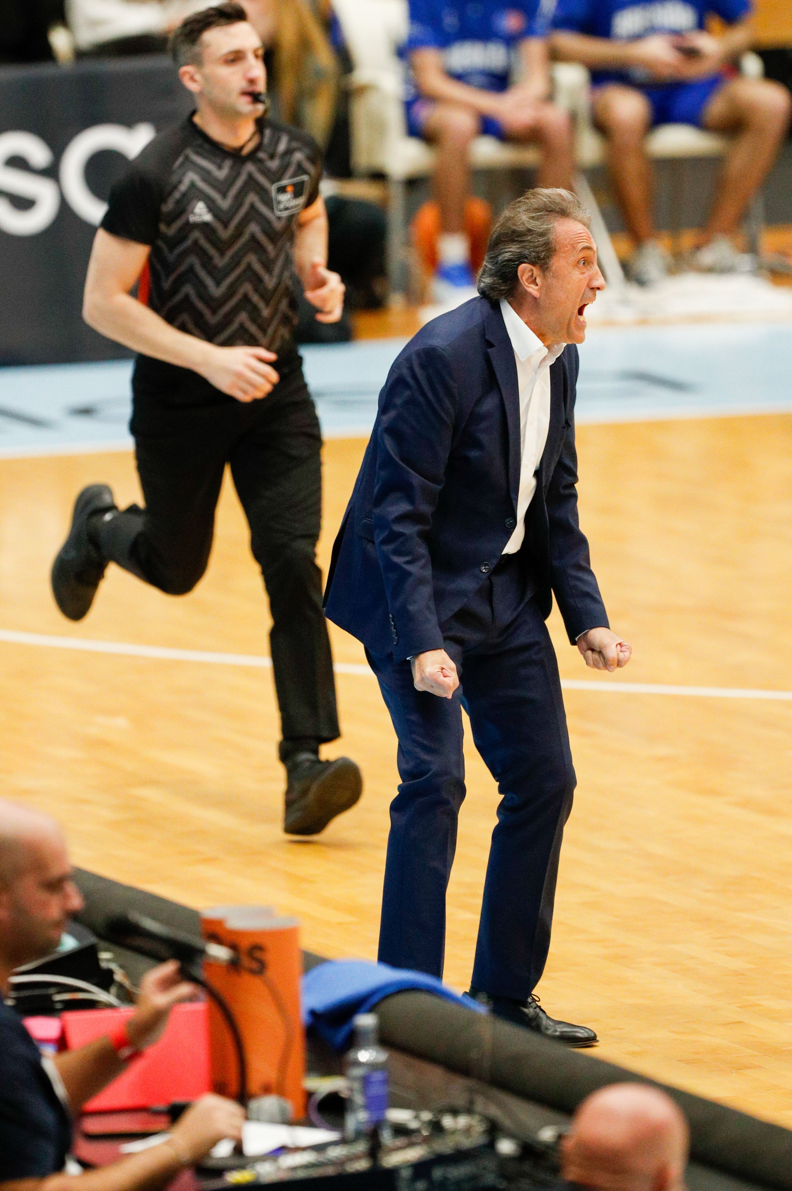 LUGO, 12/01/2025.- El entrenador del Río Breogán, Luis Casimiro, a instrucciones a sus jugadores en el derbi gallego de la ACB (Leyma Básquet Coruña vs. Río Breogán), este domingo en el Palacio de los Deportes de Lugo. EFE/ Eliseo Trigo
