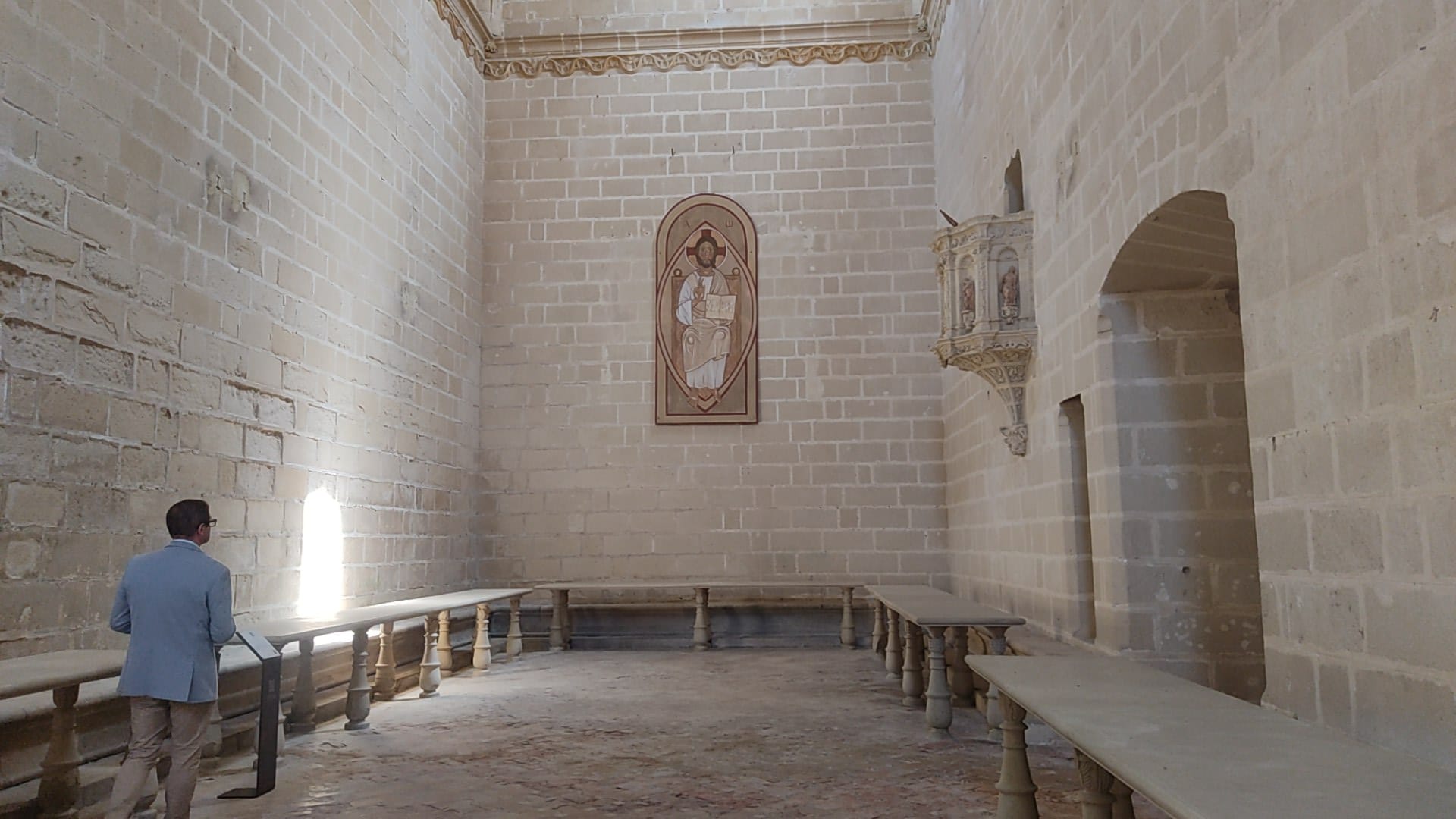 Centro de comedor junto a la cocina del Monasterio