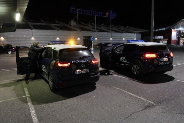 Policía Nacional en el exterior del centro comercial