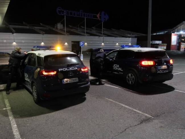 Policía Nacional en el exterior del centro comercial