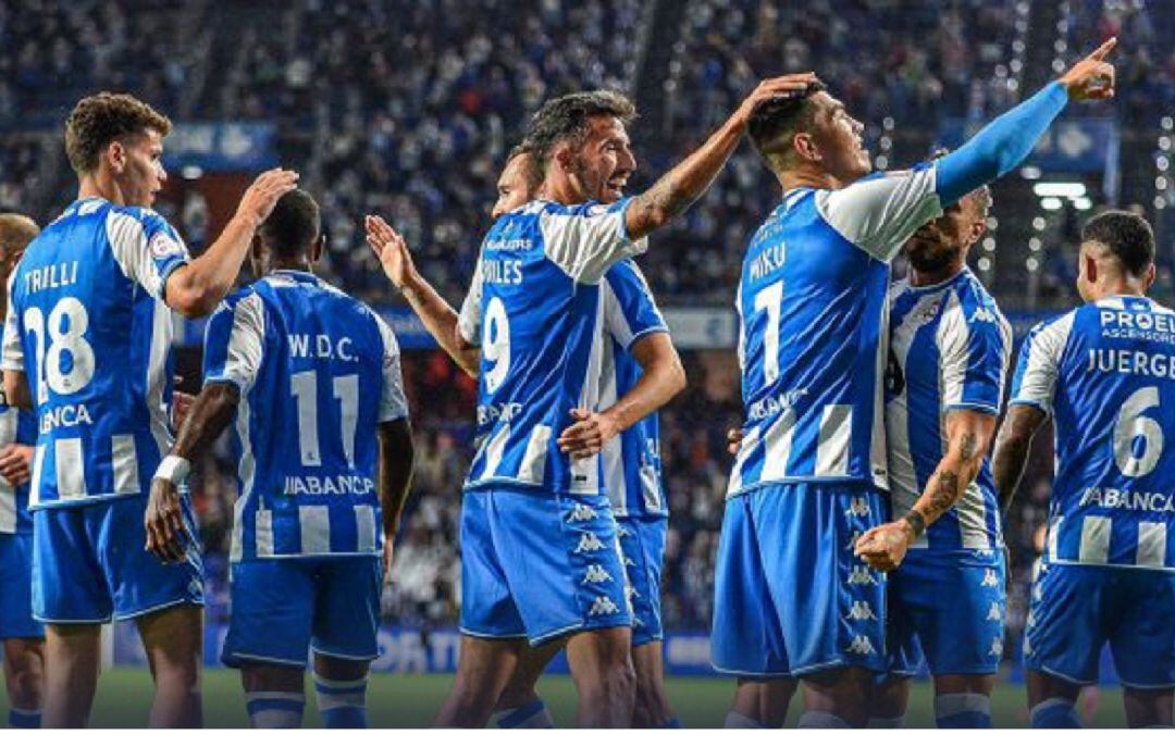 Jugadores del Depor celebrando un gol