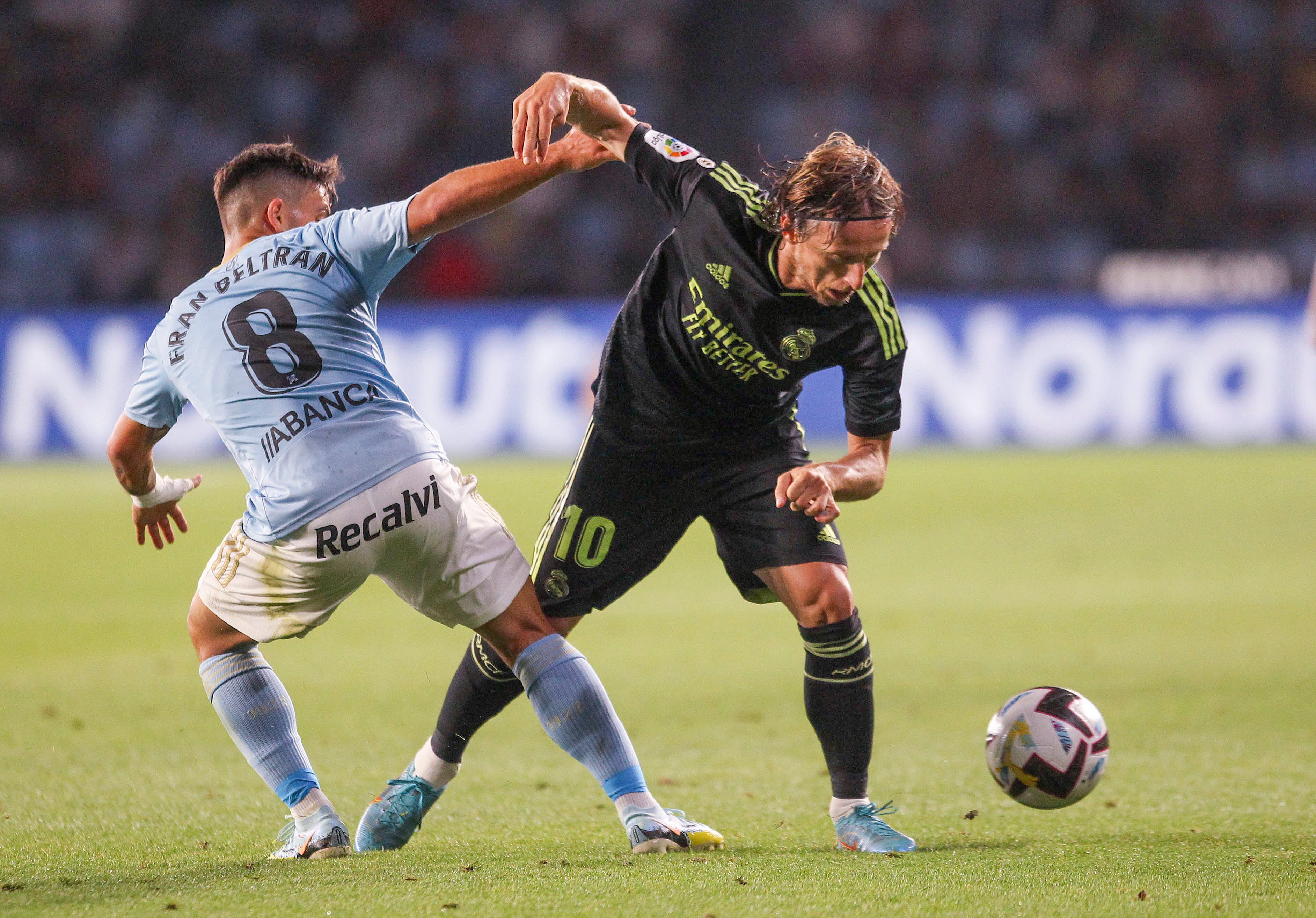 Luka Modric regateando a Fran Beltrán en el Celta-Real Madrid