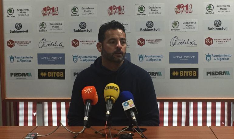 Mere durante una comparecencia.