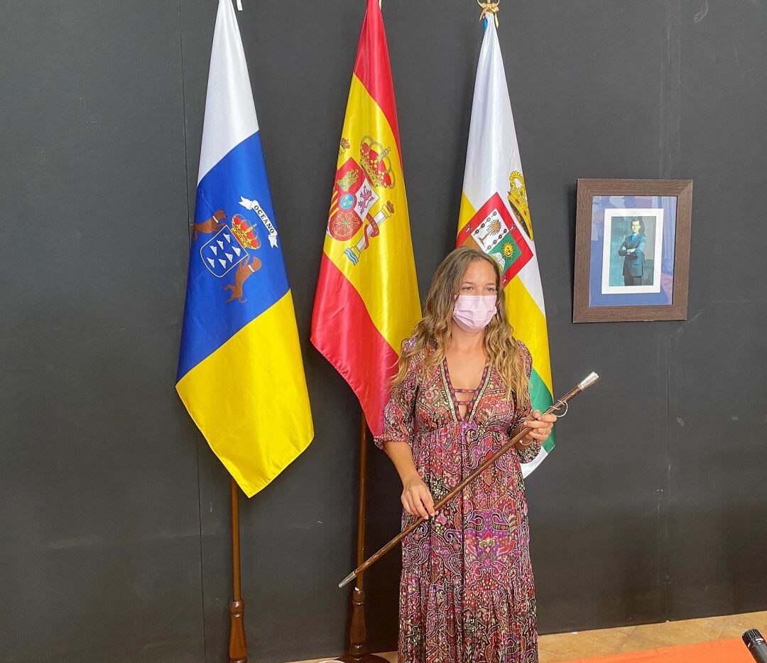 Chaxiraxi Niz con el bastón de mando como nueva alcaldesa de Haría.