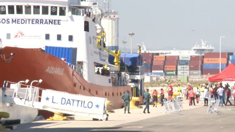 El Aquarius entra por la bocana del Puerto de Valencia