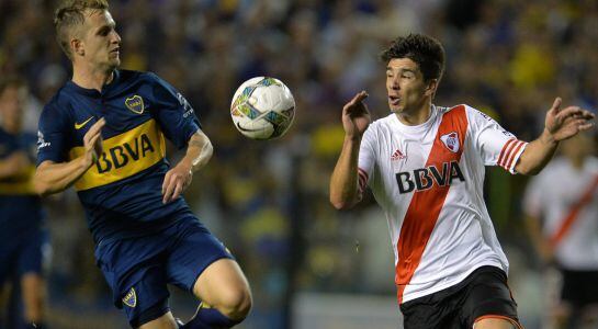 BAS111. BUENOS AIRES (ARGENTINA) 20/11/2014 .- Nicolas Colazo(i) de Boca Juniors disputa la pelota Geovani Simeone(d) de River Plate durante el partido por la semifinal de la Copa Sudamericana hoy, jueves 20 de noviembre de 2014, en la Bombonera de Buenos