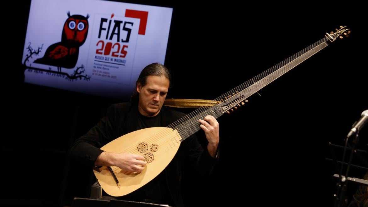 Músico tocando en el FIAS 2025