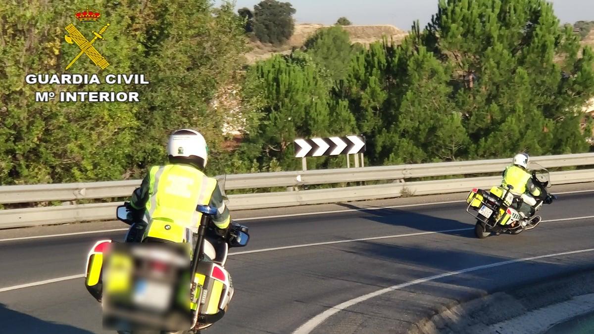 La Guardia Civil detiene a una persona tras provocar un siniestro vial en la Vuelta Ciclista a España 2024.