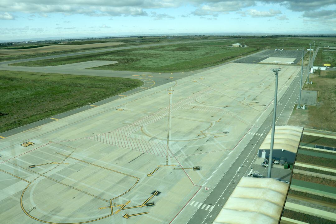 Pla general on es pot veure l'aeroport de Lleida-Alguaire des de la torre de control, el 29 d'octubre de 2018.