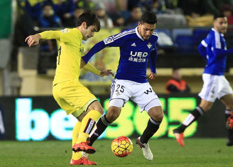 El centrocampista del Villarreal Manu Trigueros juega un balón ante el centrocampista del Betis Petros durante el partido de Liga en Primera División