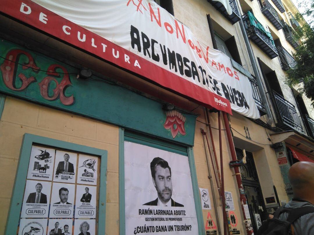 La fachada de la casa de Pepi, en la calle Argumosa, 11, con carteles señalando al responsable de Proindivisos