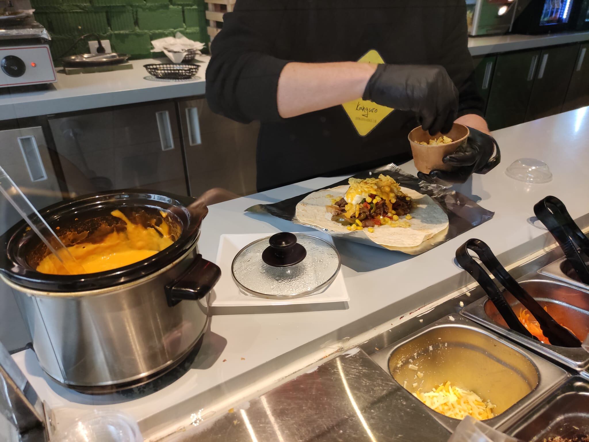 Rafael Teixeira, preparando uno de los suculentos burritos de Organic