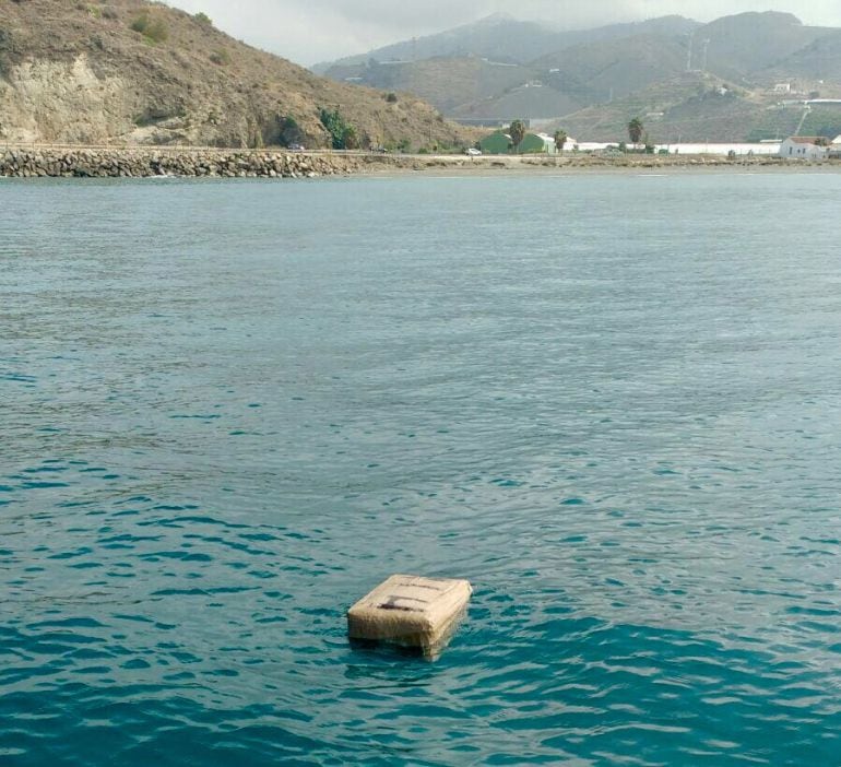 El fardo de droga localizado en las playas de El Morche (Torrox)